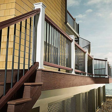 Trex Transcend Stair Railing & Baluster Kit- Vintage Lantern with Black Round Aluminum Balusters